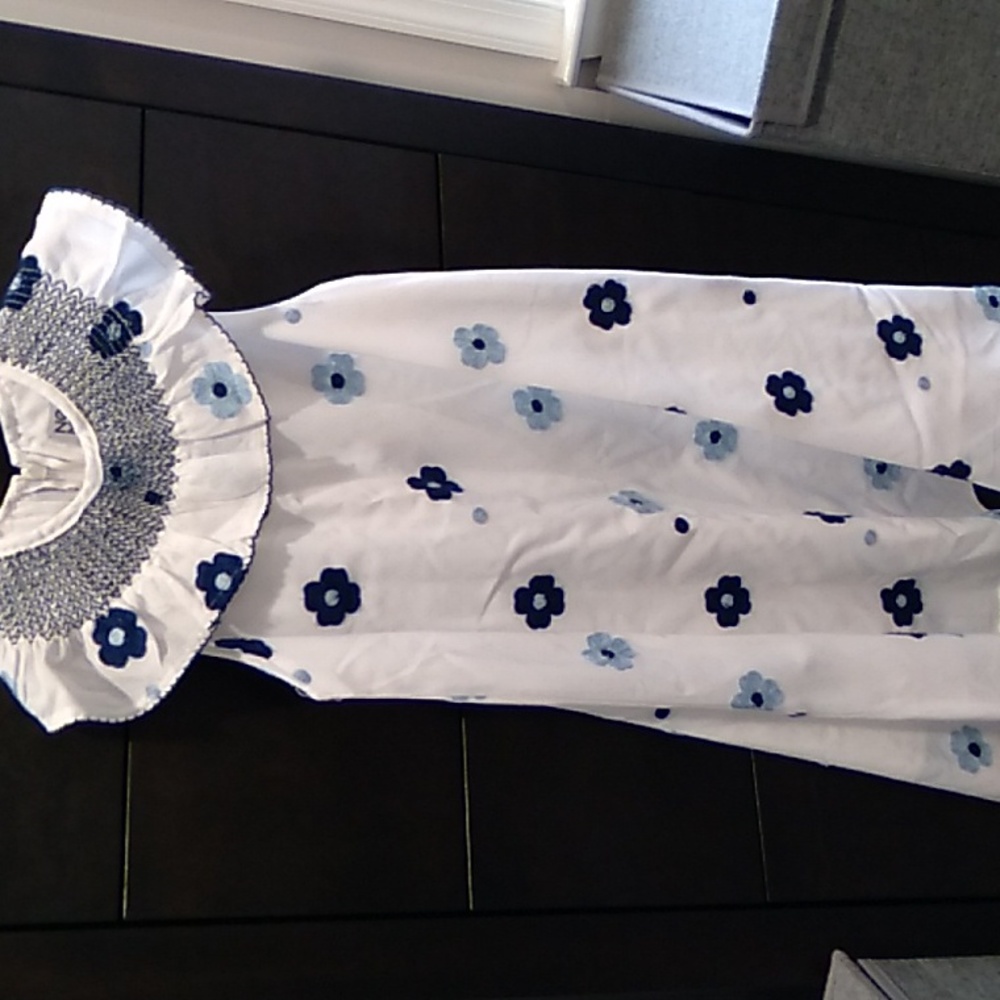 Noma size 9 gorgeous summer floral dress with smocking on collar